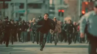 在城市追逐场景中，男子驾车逃离警察